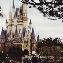 プロジェクションマッピング待ちのシンデレラ城