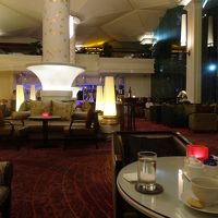 豪華なロビーでコーヒー