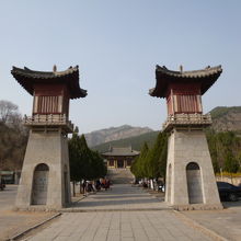 四門塔風景区の入口は、安っぽいテーマパークのようですが。