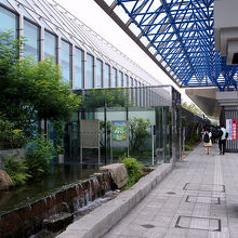 空港ターミナル前の小庭園も好印象です