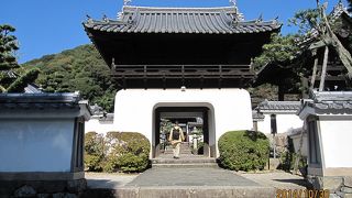 道元禅師が宋から帰国して日本初の純粋な禅道場として設立したのが始まりです。