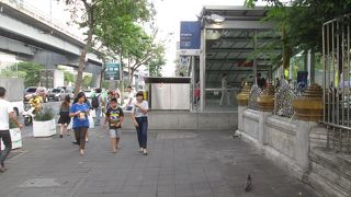 ラマ４世通りにある駅