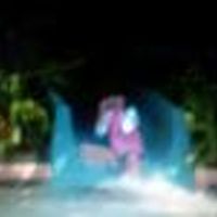 プールのウォータースライダー