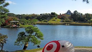 岡山城を望む広大な庭園。