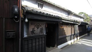 歴史的町並みの中にある醤油屋。