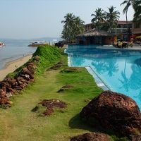 ホテルのプールとマンドヴィ川。仕切りの塀があります。