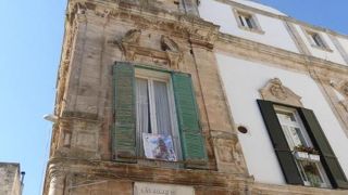 マルティナ・フランカの中心広場であるプレビシート広場の時計塔♪