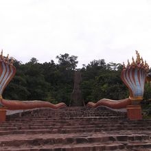 この階段をひたすら上っていきます