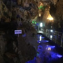 ライトアップされた室内