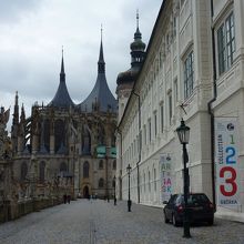 石畳の参道の向こうに聖バルバラ教会が見えます