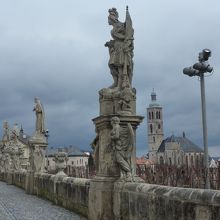 塀に沿って聖人像が立ち並んでいます