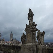 聖人像の先には麓に広がるクトナーホラーの街並みが見えます