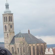 壁際からは聖ヤクブ教会の姿も見えます