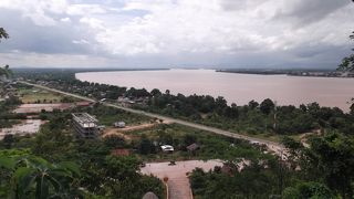 緑あふれるパクセー市街と大河メコンの絶景を一人占め！