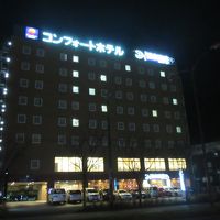 夜のホテル全景