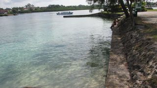 市街地に近い庶民の海水浴場　みたいな