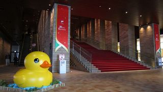 レッドカーペットの階段が印象的。