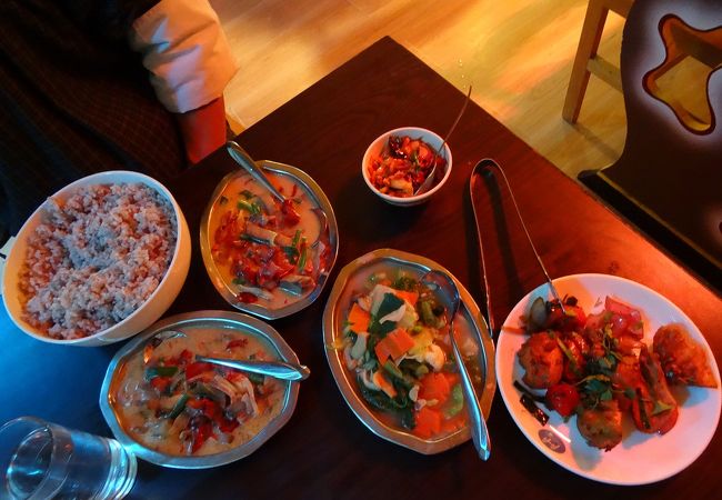 半地下で入口は、冴えませんが、なかは結構、広いです。