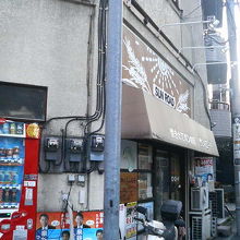 大通りの裏手の商店街の角にあります。