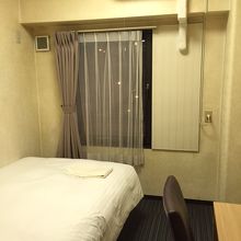 電子レンジと小さな流し台があります。