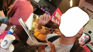 ヨーロッパには珍しい繊細なケーキ。