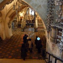 教会の下に降りるとギョットします