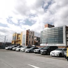 場外市場の南側の端にあります。