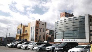 場外市場の南側の端にあります。