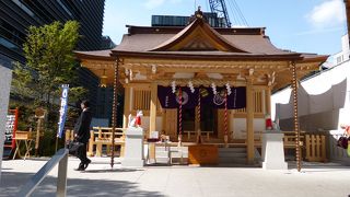 新しく美しい社殿でした