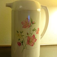 フロントで沸かしたお湯、魔法瓶で借ります