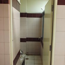お世辞にも清潔とは言えないシャワールーム