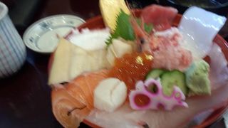 人気店らしく行列