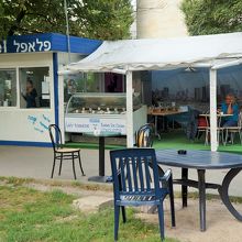 ちょっとした食べ物屋が併設