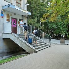 近くにはコミュニティセンターやユダヤ劇場などもある