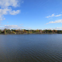 島へは旧港からフェリーで渡るか地下鉄に乗ります