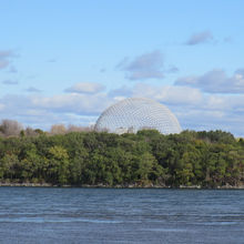 不思議な球体の建物はバイオスフィアです