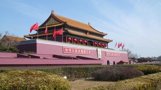 故人毛沢東の肖像画で有名です