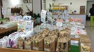 様々な定期的なイベントを行っていて、季節に併せて、おすすめの食べ物を購入する事ができます。おすすめは、お米ですね