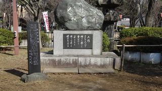 供養碑がひっそりと