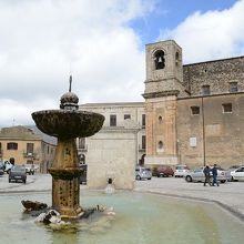 映画に登場する噴水は広場のシンボルになっています。