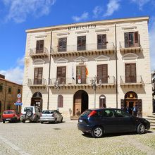 博物館に入るにはこの建物１階左のインフォメーションへ