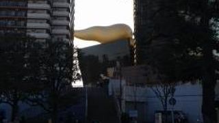 屋上のモニュメントが何とも印象的