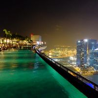 夜の天空プール