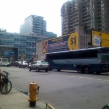 黄色い$1の看板が目印のバスターミナル