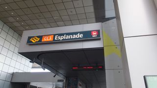 ラッフルズホテルには最寄り駅。サンテックシティやマリーナスクエアなどのショッピングセンターも近いです。 