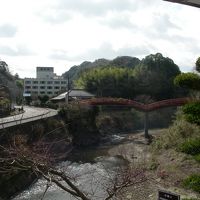 赤い橋を渡ると立國寺へ