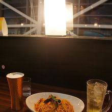 フライト前なので軽めにパスタをシェア