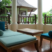 広いバルコニーにはデイベッドもあります