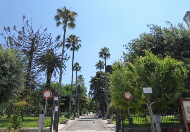 オストゥーニの美しい歴史ある公園です♪