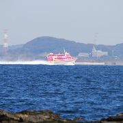 東京湾を行く船を眺める